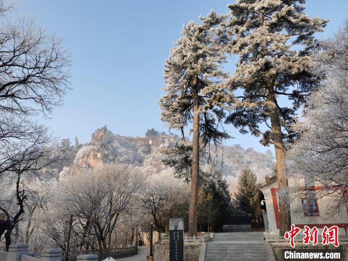 圖為崆峒山霧凇景色美不勝收。　徐振華 攝