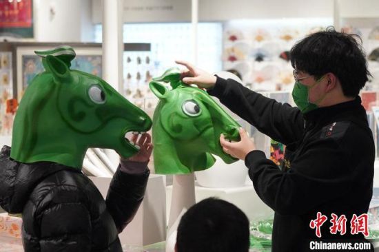圖為“神馬來(lái)了”銅奔馬頭套。　九美旦增 攝