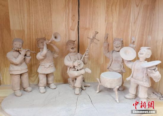 圖為泥塑作品展現(xiàn)人們娛樂(lè)場(chǎng)景。 劉玉桃 攝