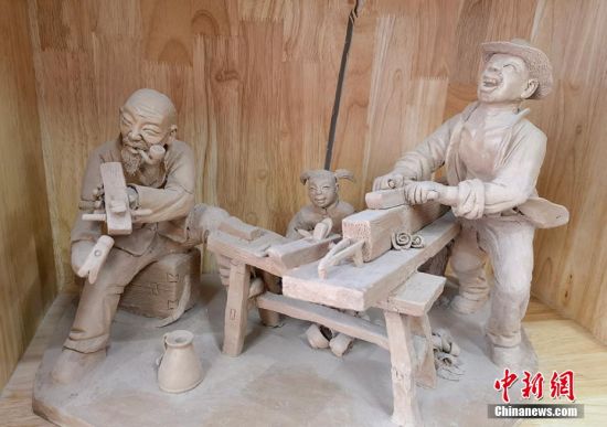 圖為泥塑作品。 劉玉桃 攝