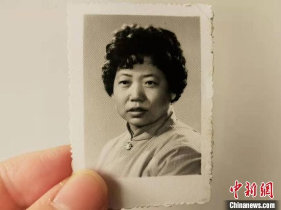 圖為20世紀80年代，蘭州照相館拍攝的人物肖像照，如今仍然有很多人選擇拍攝這樣的照片留作紀念?！⊥跄劣?攝