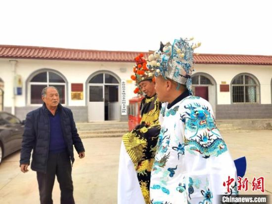 圖為69歲的“苦水高高蹺”國(guó)家級(jí)傳承人巨海全(左一)，叮囑徒弟們高高蹺練習(xí)技巧要領(lǐng)?！￠Z姣 攝