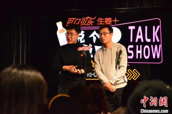 圖為脫口秀演員搭檔表演?！钅?攝