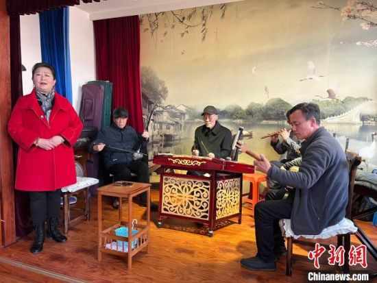 圖為蘭州鼓子表演者王常玉登臺演唱，她是這項入列國家級非物質文化遺產的曲藝表演者中，為數(shù)不多的女演員?！堨下?攝