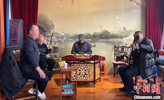 圖為蘭州鼓子愛好者在傳習所內互相搭檔上臺演出。　張煜曼 攝