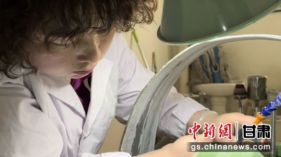 夜光杯制作學(xué)徒謝小琴坦言，雖工作枯燥，但是能夠掌握國家級非遺技藝是很自豪的。王牧雨 攝