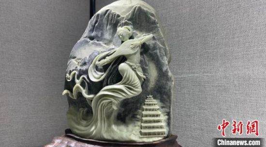 圖為李學(xué)平的玉雕作品。　高瑩 攝