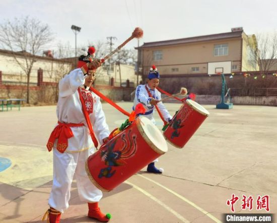 圖為劉玉均(右一)身穿青花服與隊員一起練習動作?！堟?攝