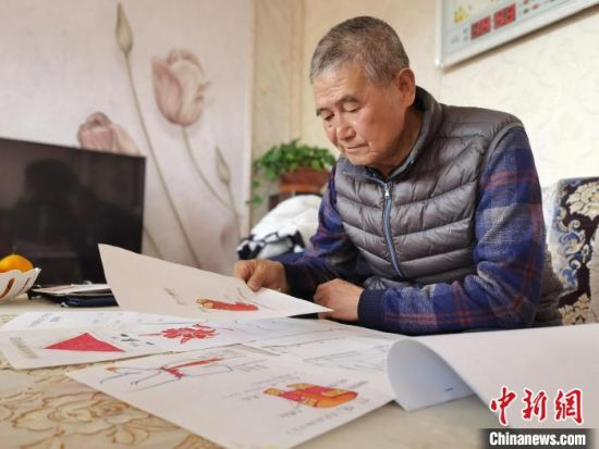 圖為陸鵬飛向記者展示多年帶隊的手寫筆記?！堟?攝
