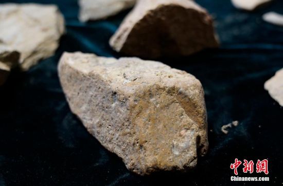 圖為靜寧縣賈河鄉(xiāng)竇坪村出土的石器。 夏劍鋒 攝