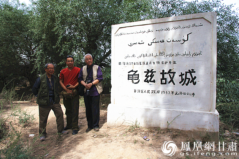庫車是古代龜茲語，意為“龜茲人的城”，乃絲綢之路重鎮(zhèn)。2016年，蘇朗（右）、文巖（左）等藝術(shù)家前往庫車龜茲故城遺址采風。楊文遠 攝