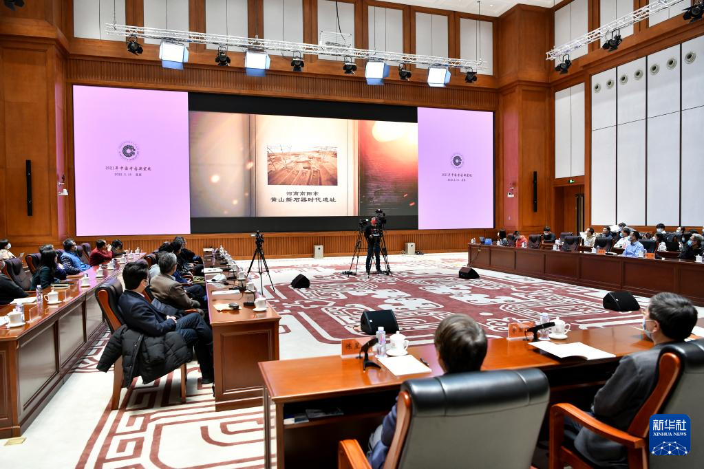 3月18日，在“中國社會科學(xué)院考古學(xué)論壇·2021年中國考古新發(fā)現(xiàn)”上，參會人員觀看宣傳視頻。