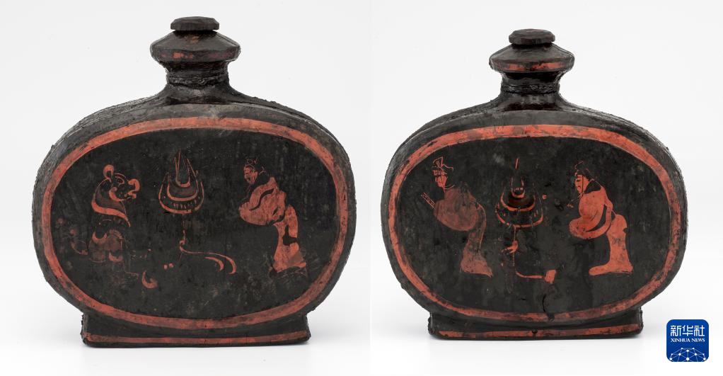 湖北云夢縣鄭家湖戰(zhàn)國秦漢墓地出土扁壺（資料圖）。