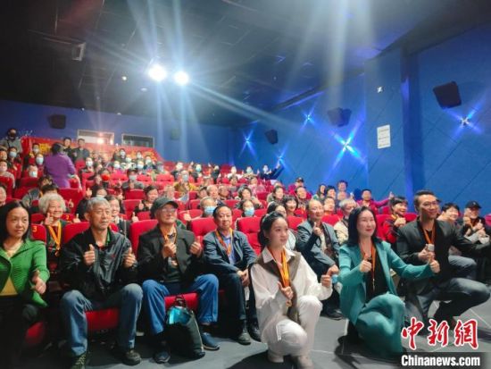 《浴血誓言》主創(chuàng)團(tuán)隊(duì)與到場的紅軍后代合影?！￡愡x斌 攝