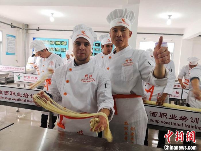圖為外國留學生學習牛肉面的制作。(資料圖) 史靜靜 攝