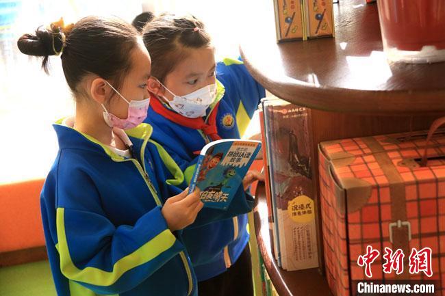 4月23日，不少民眾走進書局閱讀圖書，品味書香，學(xué)習(xí)敦煌文化，享受讀書快樂。　黃燕 攝