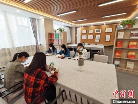 近日，在國(guó)網(wǎng)甘肅電力黨校職工書屋，正在舉行青年職工讀書交流活動(dòng)?！⌒煅?攝