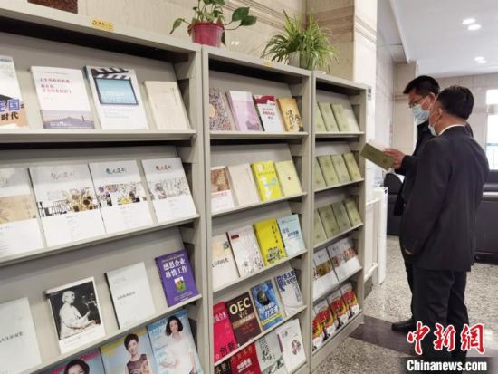 圖為國(guó)網(wǎng)甘肅電力黨校的職工書架?！⌒煅?攝