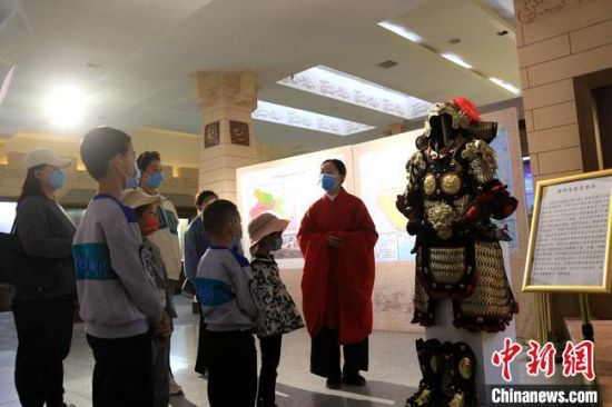 該“唐朝明光鎧”吸引游人圍觀，盡顯中國(guó)古代工匠獨(dú)特設(shè)計(jì)和傳統(tǒng)甲胄文化的魅力?！垥粤?攝