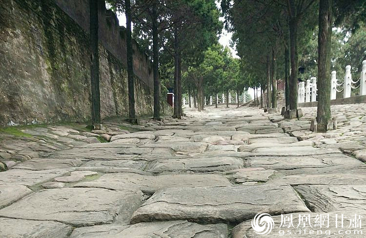司馬遷祠的山崗下面有一段司馬古道，石條為北宋時(shí)鋪設(shè)，歷經(jīng)800余年的雨水沖刷、風(fēng)化、人走車碾，石條上的車轍印是這里曾經(jīng)繁華的歷史見證，又好像昭示太史公一生的坎坷與悲壯。楊文遠(yuǎn) 攝