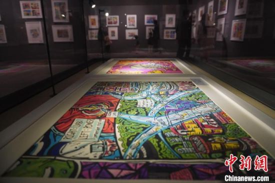 市民參觀少兒美術(shù)展覽。