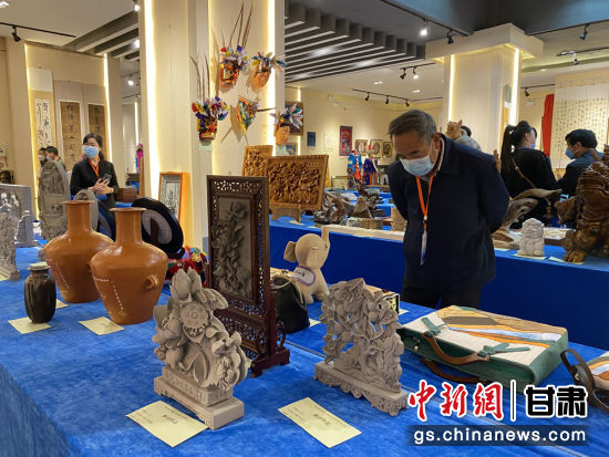 來自全省的近800件作品進入專家評審環(huán)節(jié)，作品涵蓋雕塑雕刻、漆器、工藝花畫等多個類別。徐雪 攝