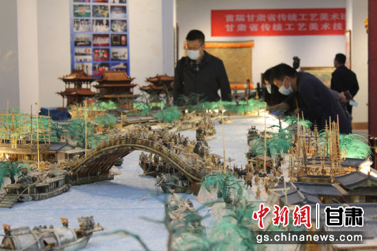 圖為參評作品牦牛角立體微雕“清明上河圖”。徐雪 攝