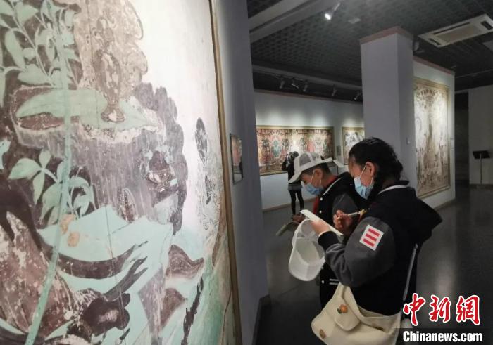 圖為學(xué)生參觀敦煌藝術(shù)館。(資料圖) 蘭州大學(xué)附屬學(xué)校供圖