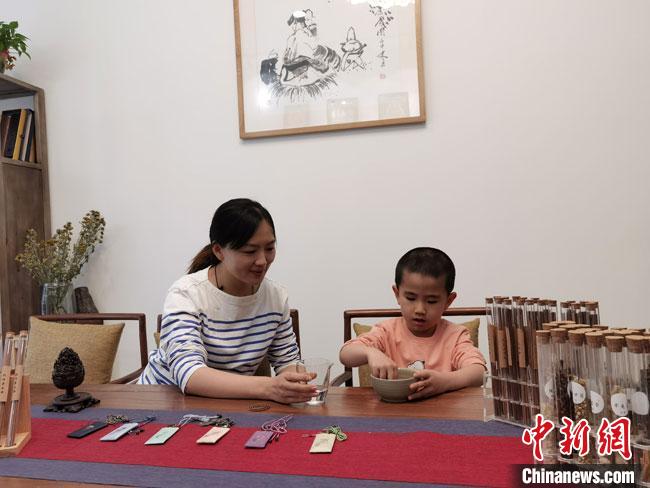 圖為魯雯為小學(xué)員授課和培訓(xùn)。　馮志軍 攝