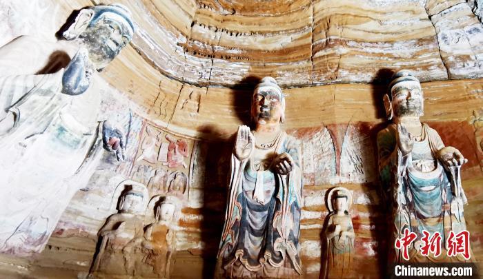 北石窟寺窟內(nèi)造像因受水顯得斑駁?！“瑧c龍 攝