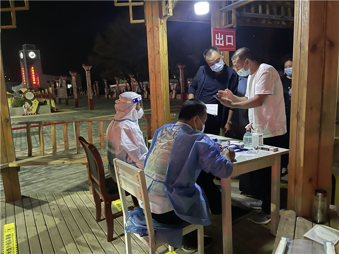 臨夏州紀委監(jiān)委督查組在廣河縣高速路口監(jiān)督檢查疫情防控措施落實情況。.jpg