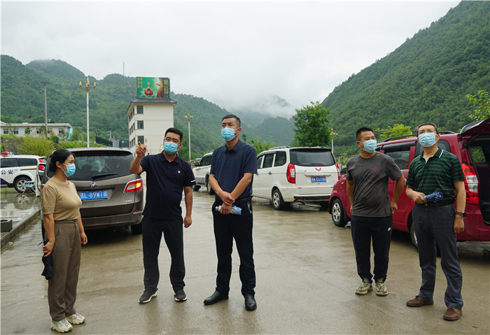 7月13日，隴南市徽縣紀(jì)檢監(jiān)察干部到嘉陵火車站督查疫情防控工作。張麗娟 攝.JPG