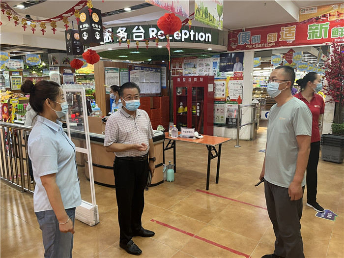 7月15日，酒泉市玉門市疫情防控督查組在隴商聯(lián)華超市監(jiān)督檢查疫情防控措施落實(shí)情況。 .jpg