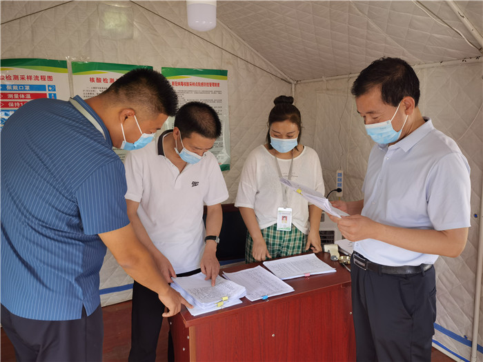 7月18日，慶陽市紀(jì)委監(jiān)委督查組在慶陽汽車北站了解來慶返慶人員信息登記、四級(jí)網(wǎng)格落實(shí)等疫情防控措施落實(shí)情況。 張霖森 攝.jpg