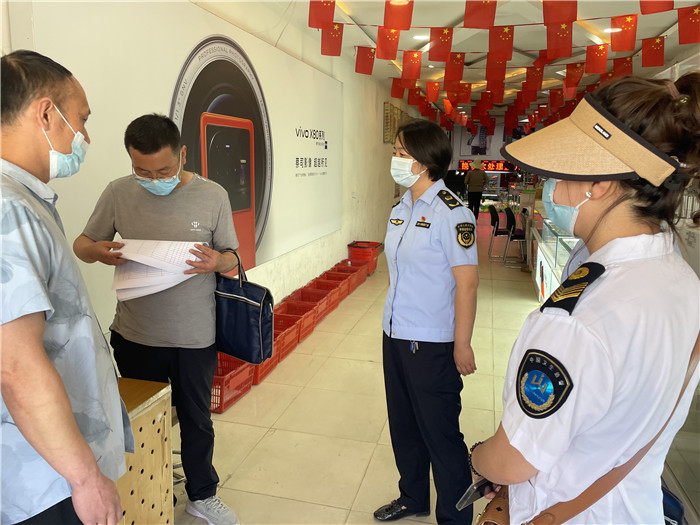 7月20日，定西市漳縣紀(jì)委監(jiān)委駐縣衛(wèi)生健康局紀(jì)檢監(jiān)察組抽調(diào)縣市場(chǎng)監(jiān)管局、衛(wèi)建局工作人員,深入新寺鎮(zhèn)萬家超市查看人員出入登記、環(huán)境消殺等。 蔣湘濤 攝.jpg