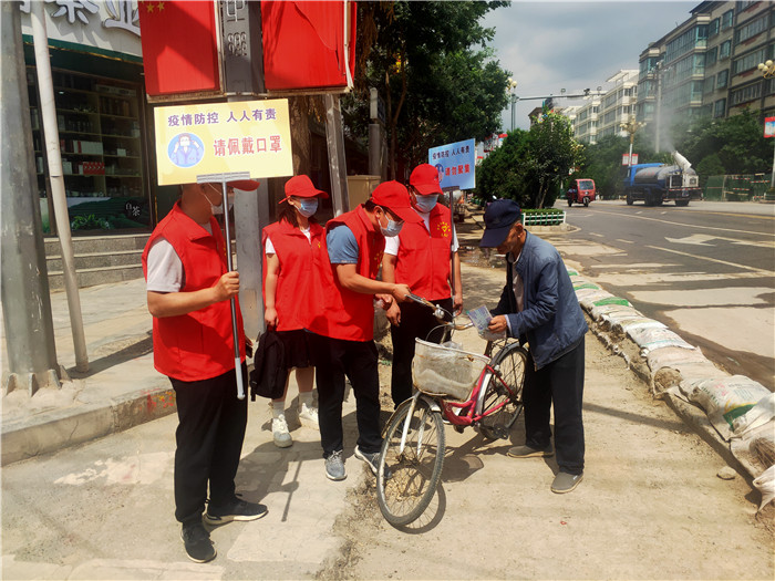 7月21日，定西市通渭縣紀(jì)委監(jiān)委機(jī)關(guān)志愿者在城區(qū)開展“不聚集、戴口罩”志愿活動(dòng)。.jpg