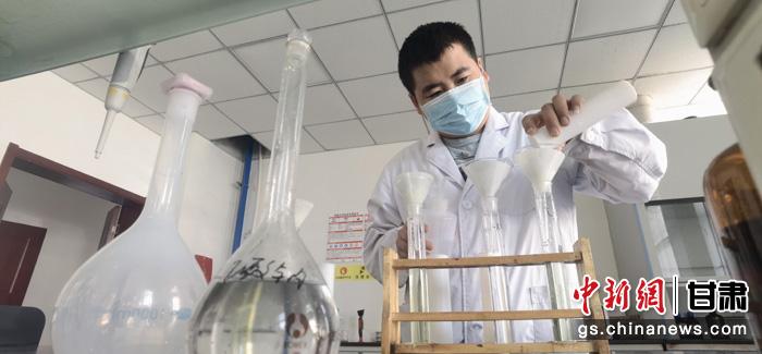圖為甘肅科技集團(tuán)化工研究院有限責(zé)任公司工作人員正在做實驗。魏建軍 攝