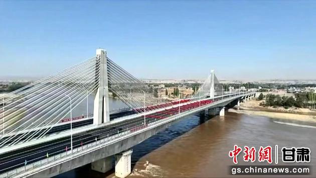 圖為靖遠(yuǎn)金灘黃河大橋航拍圖。靖遠(yuǎn)縣委宣傳部供圖