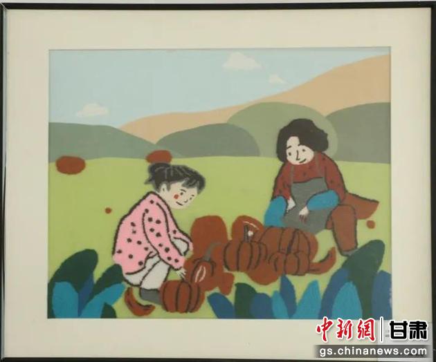 嘉峪關市新城鎮(zhèn)新城村農(nóng)業(yè)產(chǎn)業(yè)園區(qū)內，母女兩人在摘南瓜。刺繡 馬艾米乃 繡稿 敬紅霞