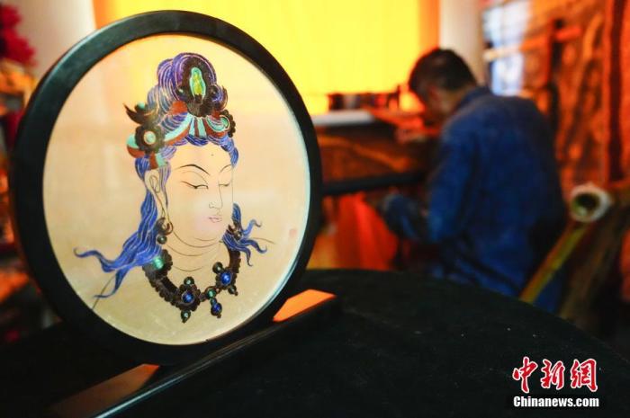 圖為劉云帆所創(chuàng)作的敦煌元素刺繡作品。 中新社發(fā) 謝秉錫 攝