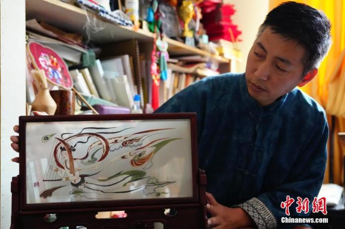 圖為劉云帆展示敦煌元素的刺繡作品。 中新社發(fā) 謝秉錫 攝