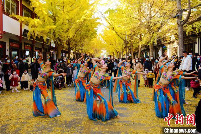 圖為秦州區(qū)文旅局組織的舞蹈隊帶來的舞蹈《絲路》。　秦州區(qū)委宣布供圖