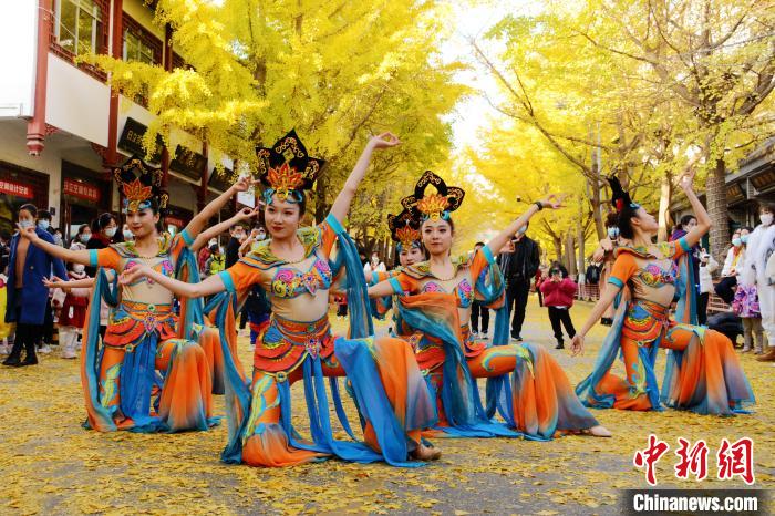 圖為秦州區(qū)文旅局組織的舞蹈隊帶來的舞蹈《絲路》。　秦州區(qū)委宣布供圖
