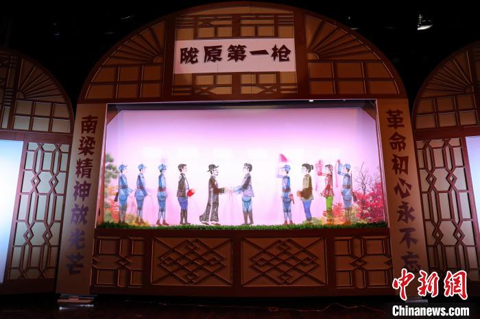 圖為甘肅新創(chuàng)紅色題材皮影戲《隴原第一槍》在蘭州市上演。(資料圖) 甘肅省文化和旅游廳供圖