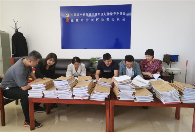 甘州區(qū)紀(jì)檢監(jiān)察干部會(huì)同財(cái)政、審計(jì)工作人員開展玉米制種款管理使用清查工作.jpg
