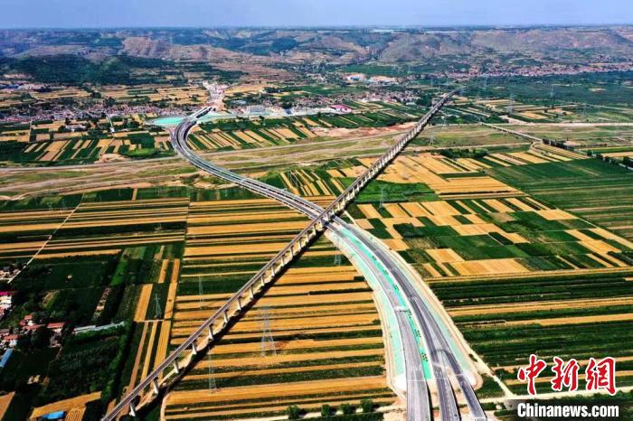 圖為甘肅境內(nèi)的高速公路。(資料圖) 甘肅省交通運(yùn)輸廳供圖