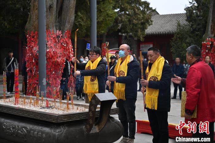 在甘肅天水市伏羲廟內(nèi)，參祭者雙手持香，祭拜人文始祖伏羲?！±顏嘄?攝