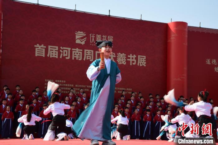 圖為學生們在開幕式上誦讀經(jīng)典?！×赫赵?攝