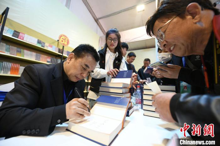 圖為作家王躍文現(xiàn)場簽名售書?！×赫赵?攝