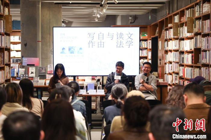 《至少還有文學(xué)》推出：在今天，我們?yōu)槭裁催€需要文學(xué)？